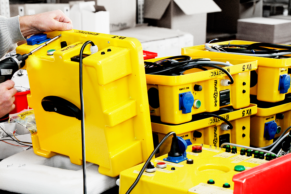 Produksjonen foregår i Tyskland i vår fabrikk i Heinsberg. Her HEPA filter HC MultiQube er utstyrt med filterelementet.